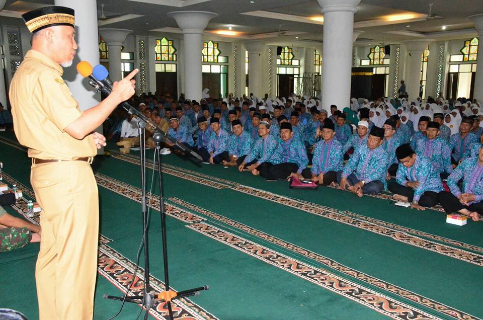Walikota Padang, Mahyeldi Ansarullah melapas kloter jemaah haji asal Padang di Mesjid Nurul Iman, Kota Padang.