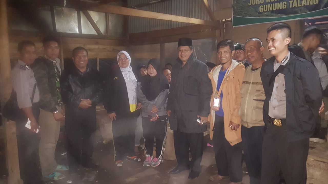 Wakil Bupati Agam dan Wakalpores Solok memantau aktivitas pendakian di Gunung Talang, Kabupaten Solok.