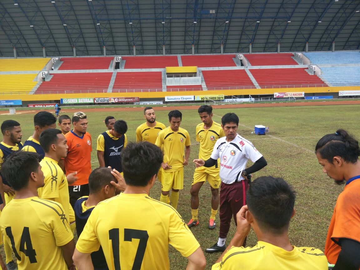 Sesi latihan Semen Padang FC jelang melawan Sriwijaya FC di Stadion Gelora Sriwijaya Jakabaring.