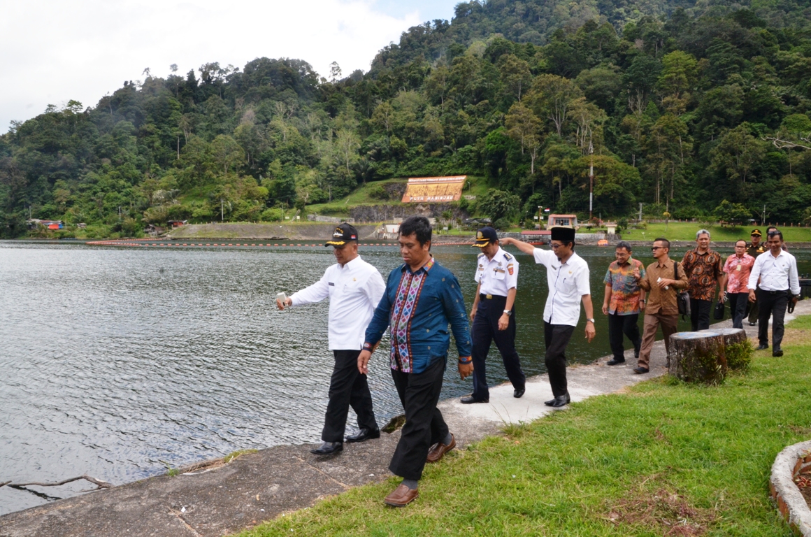 Kunjungan rombongan Kementerian Koordinator Bidang Perekonomian bersama Jajaran Pemkab Agam saat meninjau lokasi Danau Maninjau