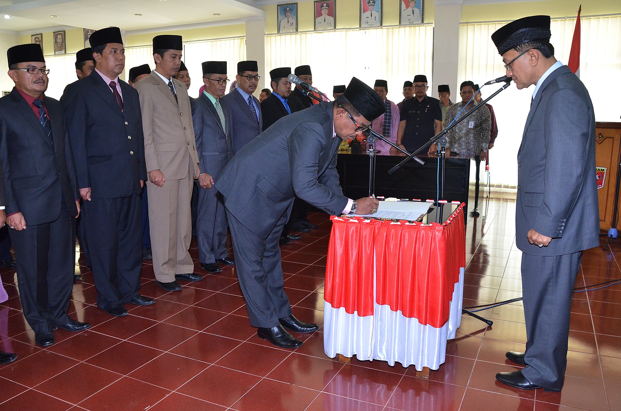 Bupati Agam Indra Catri saat melantik 31 pejabat dilingkup Pemerintah Kabupaten Agam di Aula Kantor Bupati Agam, Kamis (5/10/2017).