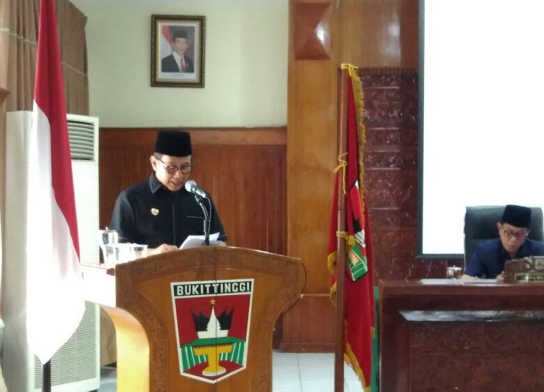 Walikota Ramlan Nurmatias saat memaparkan hantarannya dalam Paripurna DPRD Kota Bukittinggi. Foto : Istimewa