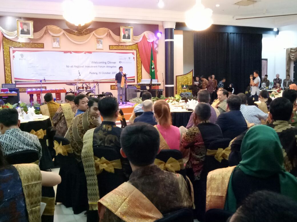Gubernur Sumbar Irwan Prayitno memberikan sambutan di hadapan calon investor saat Welcome Dinner, Minggu (15/7).