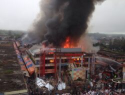 Pasar Ateh Terbakar, Damkar Lima Daerah Bantu Jinakkan Api