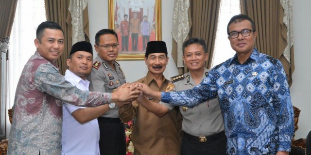 Salam kompak usai penandatanganan MoU bina dan latih penyeleksian calon anggota Polri di Solok Selatan, Sumatera Barat/Pemkab Solsel.