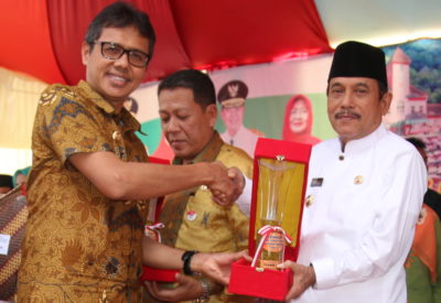 Bupati Sijunjung Yuswir Arifin menerima dua penghargaan dari Gubernur Sumatera Barat Irwan Prayitno pada pembukaan Peringatan Hari Pangan Sedunia (HPS) ke-37 tingkat Sumatera Barat di lapangan Segi Tiga Kota Sawahlunto, Jumat (29/9/2017).