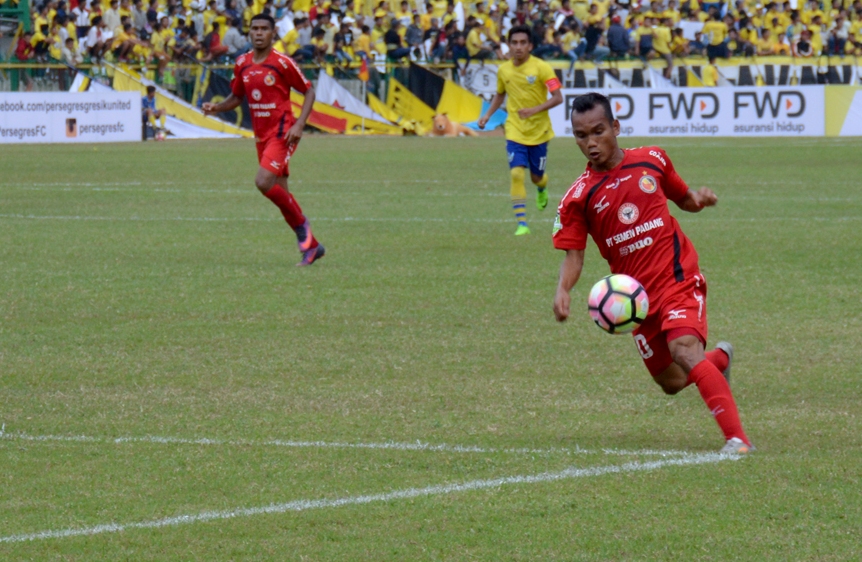 Pemain Semen Padang FC Riko Simanjuntak.