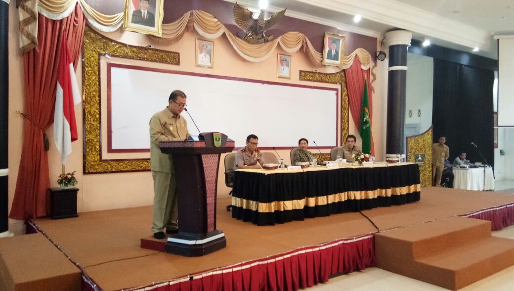 Wakil Gubernur Sumatera Barat Nasrul Abit saat pertemuan dengan Komite I DPD RI dalam rangka kunjungan kerja ke Sumatera Barat di Gubernuran Sumbar, Kota Padang, Selasa (17/10/2017).