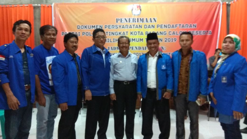 Pengurus DPD PAN Kota Padang saat menyerahkan berkas hard copy syarat pendaftaran ke KPU Padang