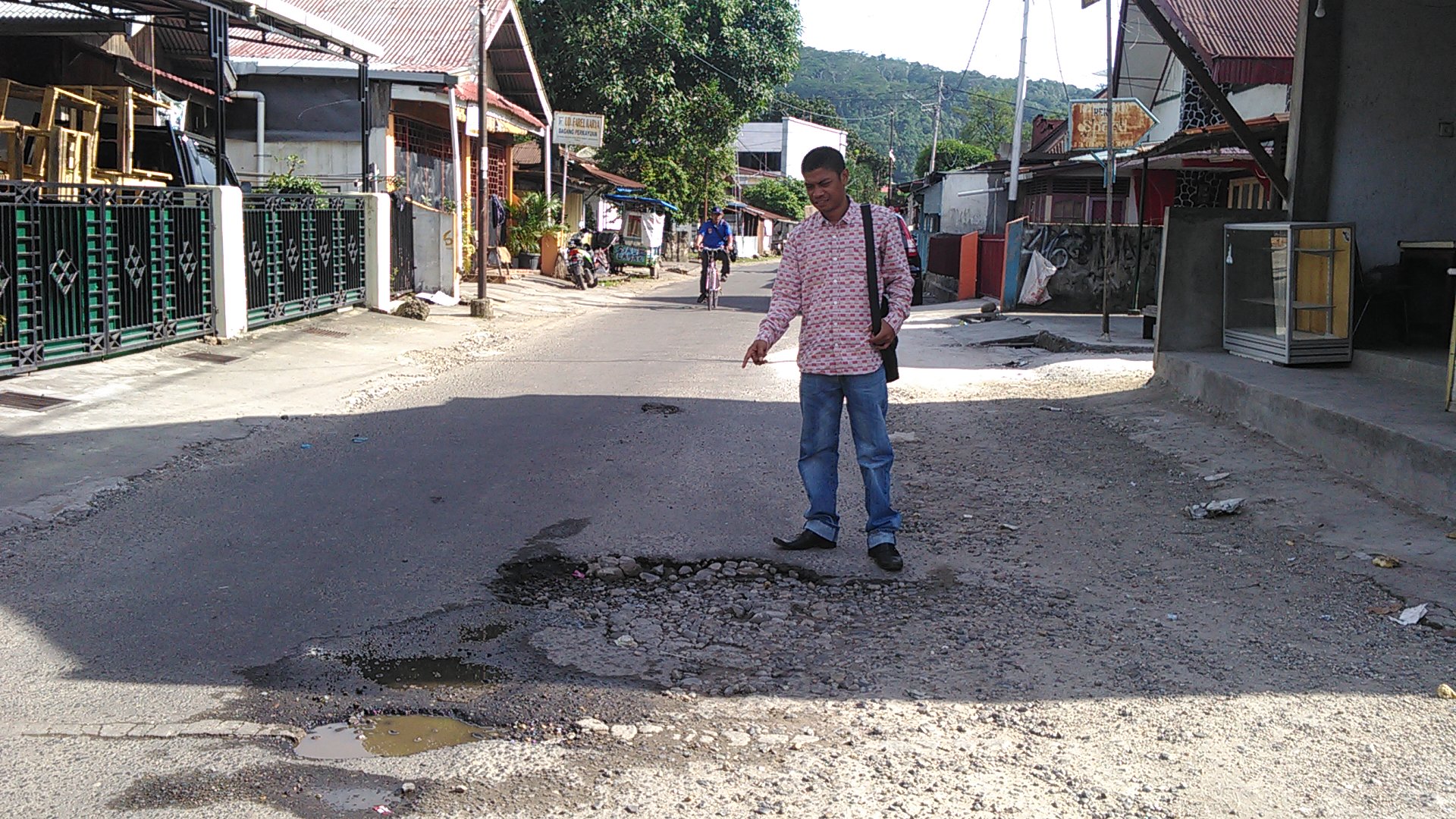 Aprianto, anggota dewan dari Fraksi PDI-Perjuangan DPRD Kota Padang saat meninjau jalan Alang Laweh.