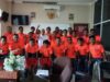 Pelatih, pemain dan official Batang Anai FC foto bersama dengan Direktur Utama PT Kunango Jantan Gruop, Asril.