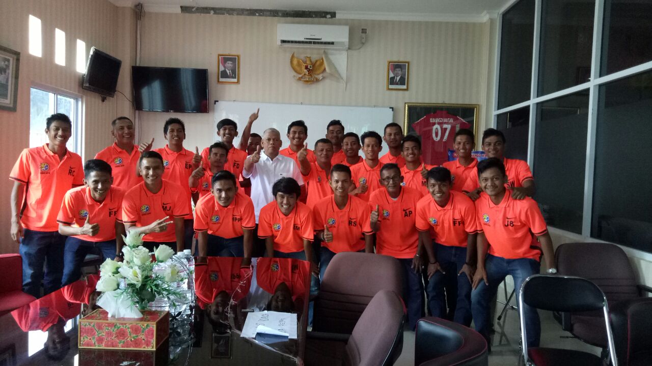 Pelatih, pemain dan official Batang Anai FC foto bersama dengan Direktur Utama PT Kunango Jantan Gruop, Asril.