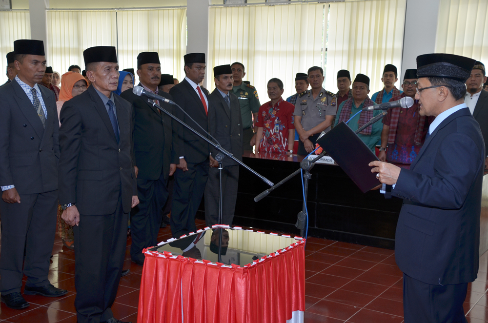Bupati Agam Indra Catri melantik sejumlah pejabat dilingkup Pemkab Agam di Aula Kantor Bupati Agam, Kamis (9/11/2017).