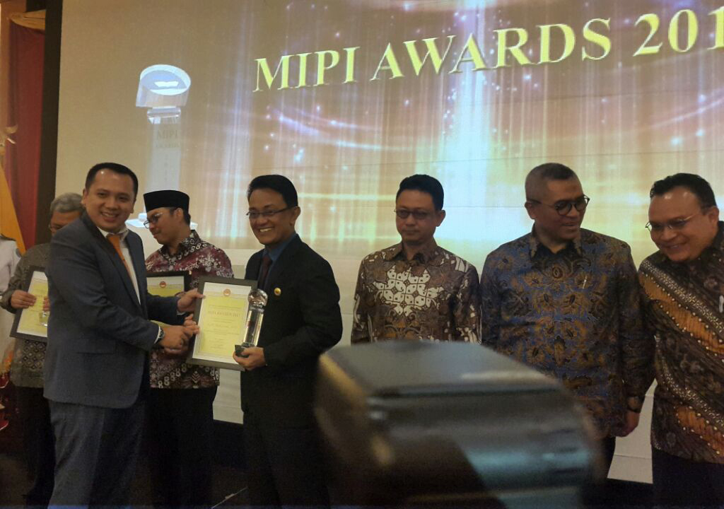 Bupati Agam Indra Catri saat menerima penghargaan MIPI Awards 2017 di Jakarta, Sabtu (4/11/2017) malam