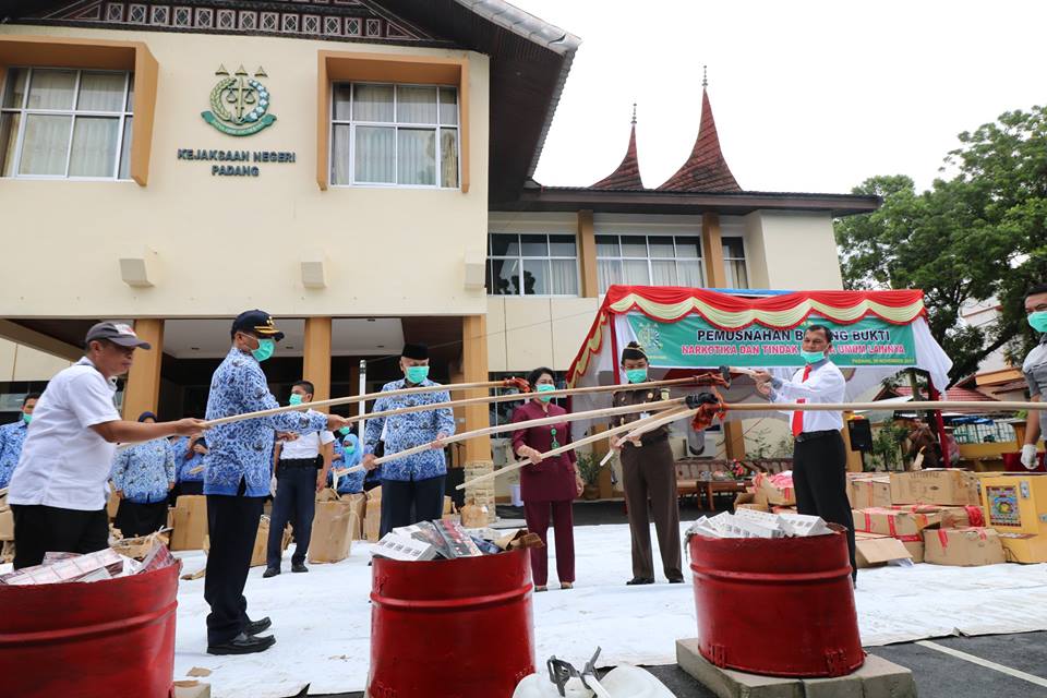 emusnahan dilakukan oleh Kejari dan BNK Kota Padang di Kantor Kejaksaan Negeri Padang, Kota Padang, Rabu, (29/112017). Foto : Istimewa