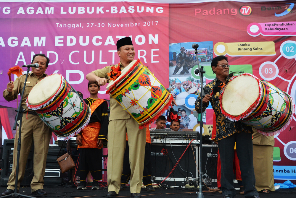 Wakil Bupati (Wabup) Agam Trinda Farhan Satria membuka lomba Tambua Tansa tingkat SMP se- Agam di lapangan GOR Rang Agam, Padang Baru, Lubuk Basung, Selasa (28/11/17).