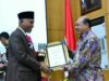 Walikota Padang Mahyeldi Ansarullah menerima penghargaan Kota Sehat 2017 kategori "Swasti Saba Wistara". Foto : Istimewa