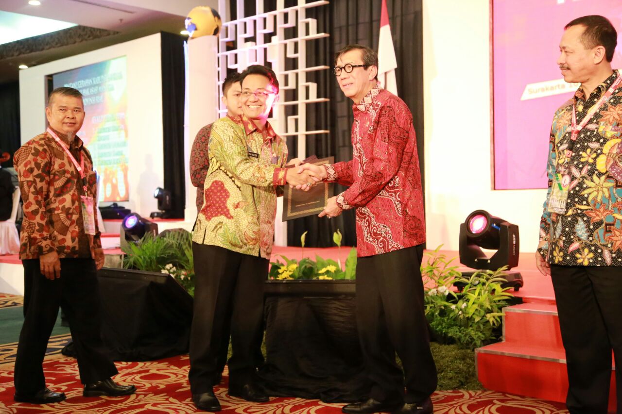 Bupati Agam Indra Catri menerima penghargaan atas dinilai peduli terhadap HAM dari Kementerian Hukum dan HAM. Foto : Istimewa