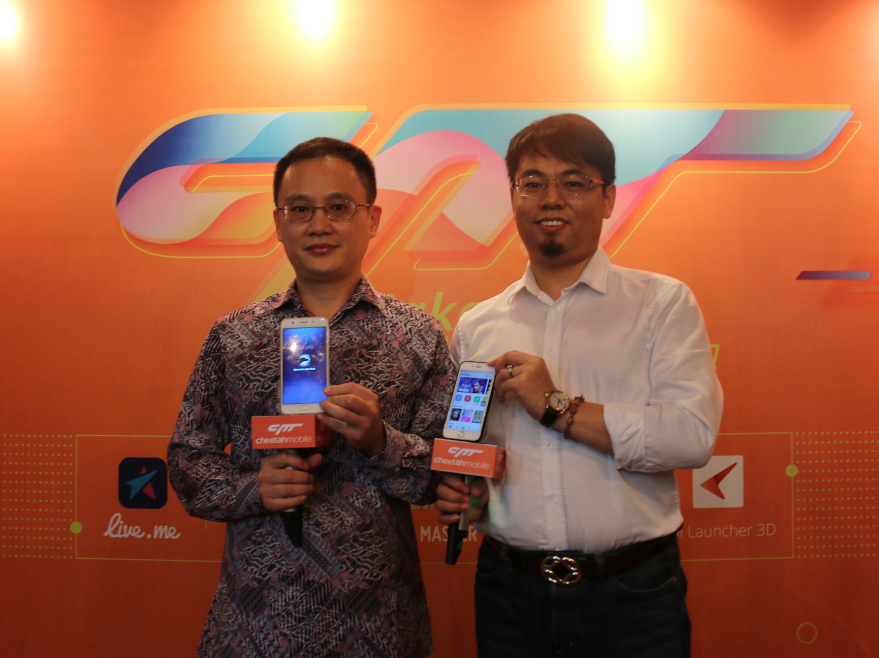Johnny Li, Vice President of Cheetah Mobile, dan Leslie Lin, Head of Global App Growth Cheetah Mobile, mengumumkan misi perusahaan untuk “Membuat Dunia Lebih Cerdas” dengan teknologi kecerdasan buatan atau artificial intelligence (AI), saat diskusi media hari ini (30/11) di Jakarta.