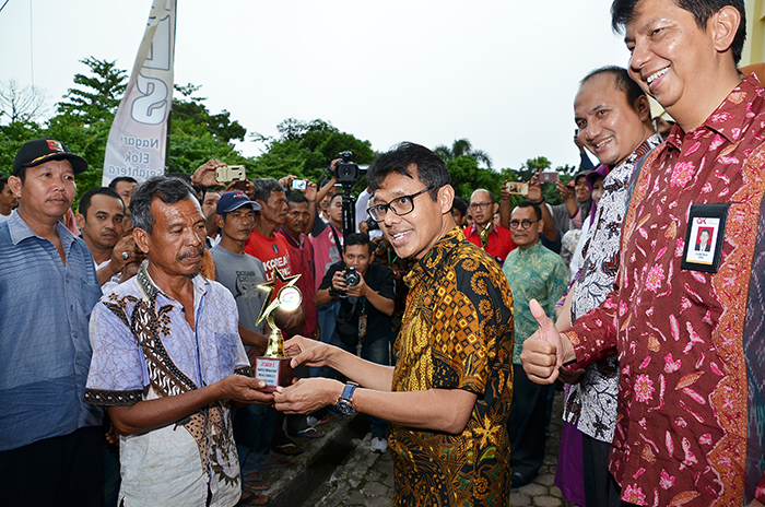 Gubernur Sumatera Barat Irwan Prayitno saat memberikan penghargaan kepada pemenang kontes sapi di Lubuk Basung Kabupaten Agam