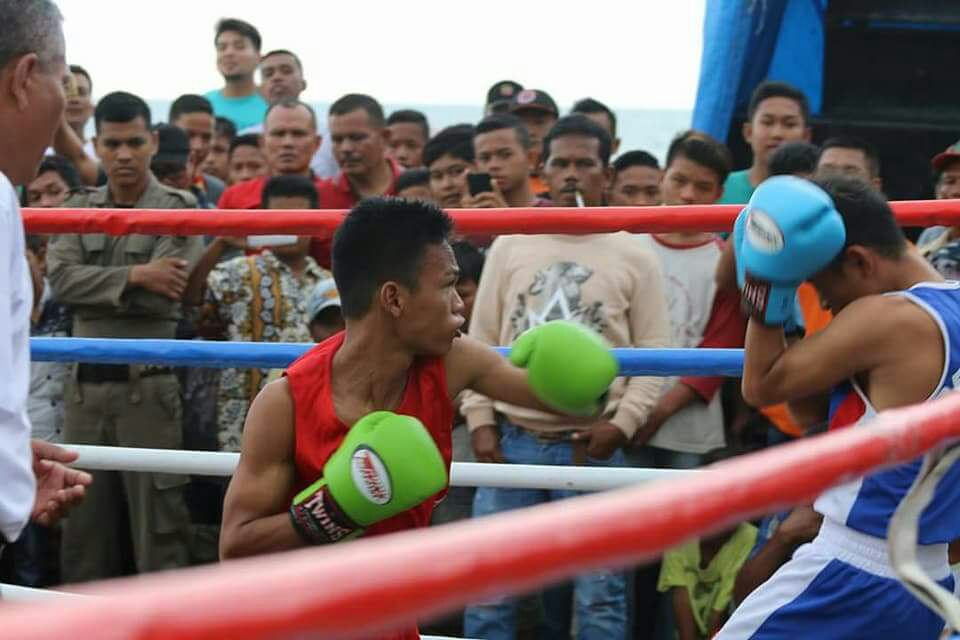 Pertandingan Tinju Pantai Profesional di Pantai Gandoriah, Kota Pariaman, Sabtu (9/12/2017) digelar dalam memperingati Hari Juang Kartika ke-72 oleh Komando Distrik Militer (Kodim) 0308/Pariaman bersama Pemerintah Kota Pariaman. Foto : Rizki Pratama