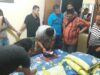 Petugas memeriksa oknum anggota Polres Solok Kota Brigadir "PB" (37) yang dibekuk petugas didalam rumah sekaligus studio salah satu radio yang terletak dikawasan Simpang Sawah Baliak, nagari Koto Baru, Kecamatan Kubung, Kabupaten Solok, Kamis (21/12) malam