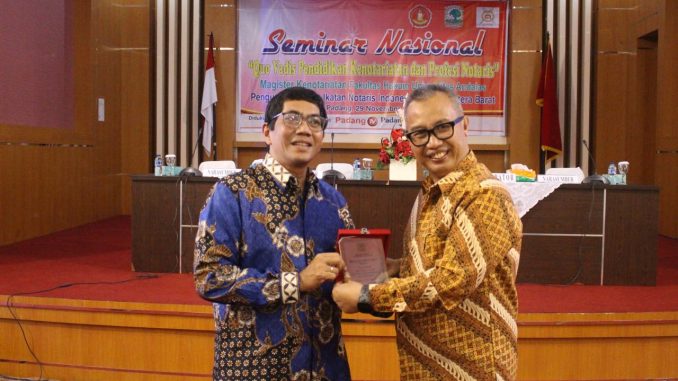 Dekan Fakultas Hukum Universitas Andalas, Prof. Dr. Zainal Daulay, SH, MH membuka kegiatan Seminar Nasional QUO VADIS (Pendidikan Kenotariatan dan Profesi Notaris) bertempat di Aula Kampus Pascasarjana Fakultas Hukum, Universitas Andalas (Unand), Kota Padang, Rabu (29/11/2017).