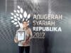 Direktur Kredit dan Syariah Bank Nagari, Hendri menerima penghargaa kategori Unit Usaha Syariah (UUS) dalam Anugerah Syariah Republika 2017 di Jakarta, Kamis (7/12/2017). Foto : Istimewa