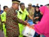 Walikota Mahyeldi Ansharullah menyerahkan bantuan kepada rumah salah satu korban di Korong Gadang, Kamis (30/11/2017).
