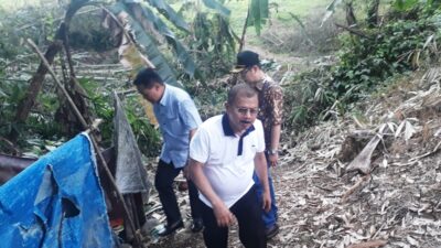 Bupati Ali Mukhni ketika meninjau sejumlah lokasi yang terkena musibah di Kabupaten Padang Pariaman, Sabtu (2/12/2017).