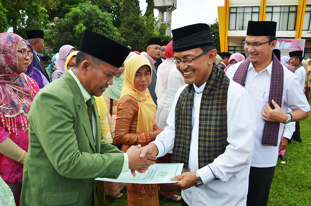 Bupati Agam Indra Catri menyerahkan penghargaan Satya Lencana terhadap ASN Kankemenag Kabupaten Agam