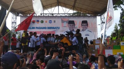 Puluhan Ribu Warga Padang Saksikan Deklarasi Emzalmi-Desri