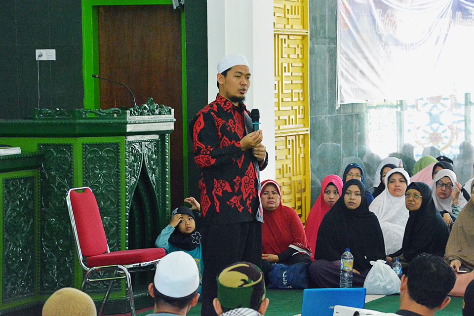 Ruqyah massal di Masjid Agung Nurul Fallah, Lubuk Basung, Kabupaten Agam, Sabtu (6/1/2017).