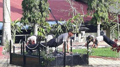 Merasa Bersalah, Kapolres Tanah Datar Push Up dan Tegur Anggotanya