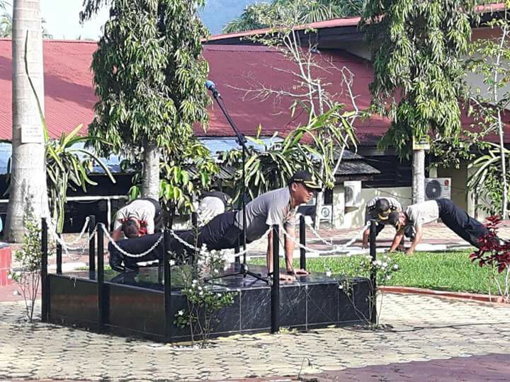 Kapolres Tanah Datar, AKBP Bayuaji Yudha Prajas melakukan push up bersama jajarannya pada apel pagi di Mapolres Tanah Datar, Selasa (9/1/2018).