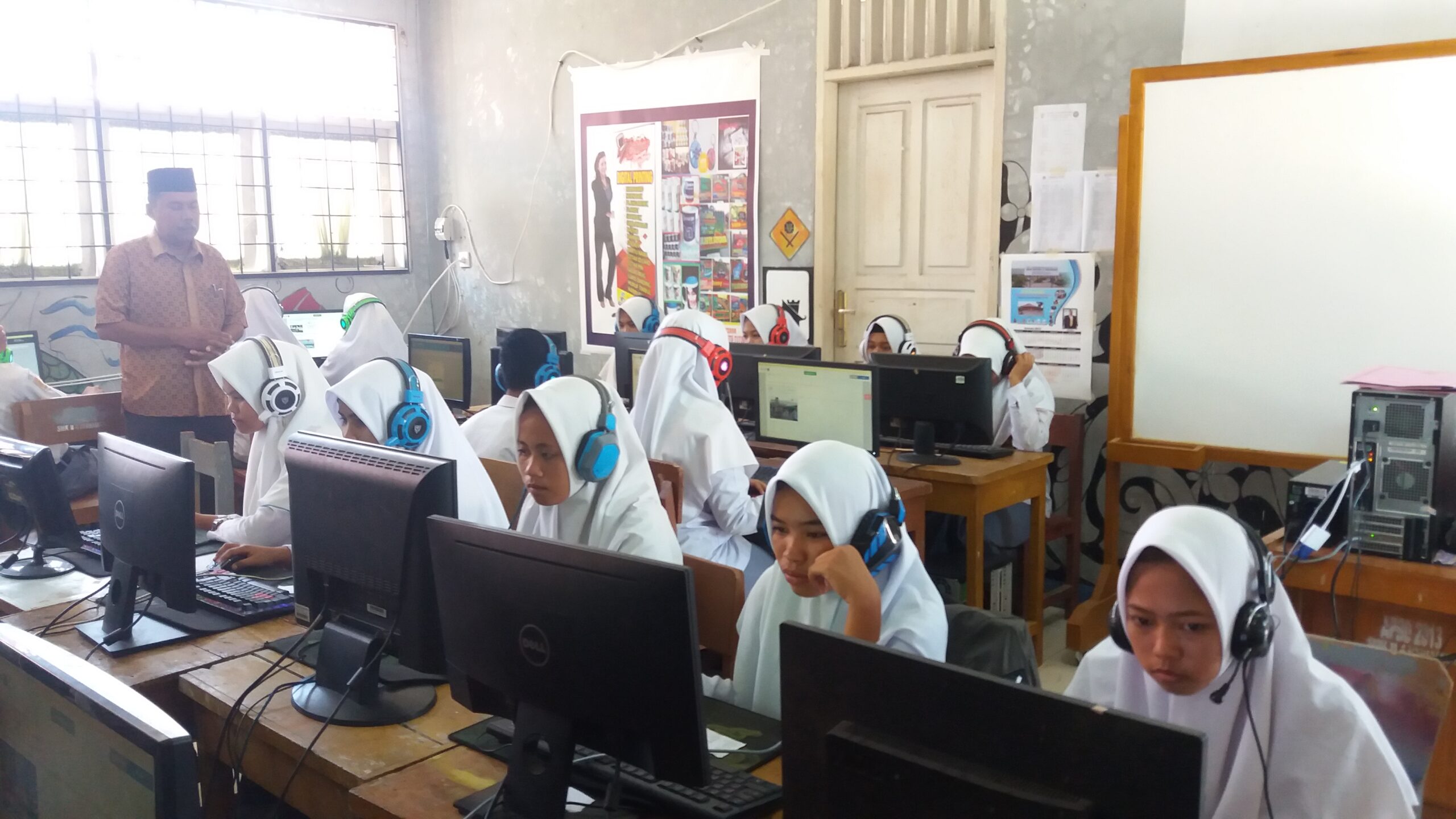 Simulasi Ujian Nasional Berbasis Komputer (UNBK) di SMKN 4 Kota Pariaman, Jumat (2/2/2018). Foto : Rizki Pratama