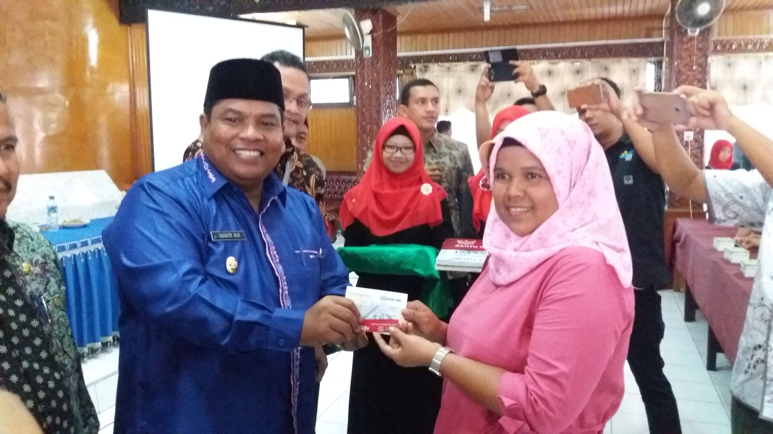 Launching (peluncuran) penyaluran bantuan sosial non tunai, program keluarga harapan (pkh) Dinas P3A Kabupaten Padang Pariaman. Foto : Rizki Pratama