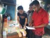 Tim Sapu Bersih Pungutan Liar (Saber Pungli) Kota Solok mengamankan barang bukti dari dua orang petugas TPR Dinas Perhubungan (Dishub) Kota Solok pada 31 Januari 2018, dini hari yang kedapatan melakukan Pungli. Foto : Istimewa
