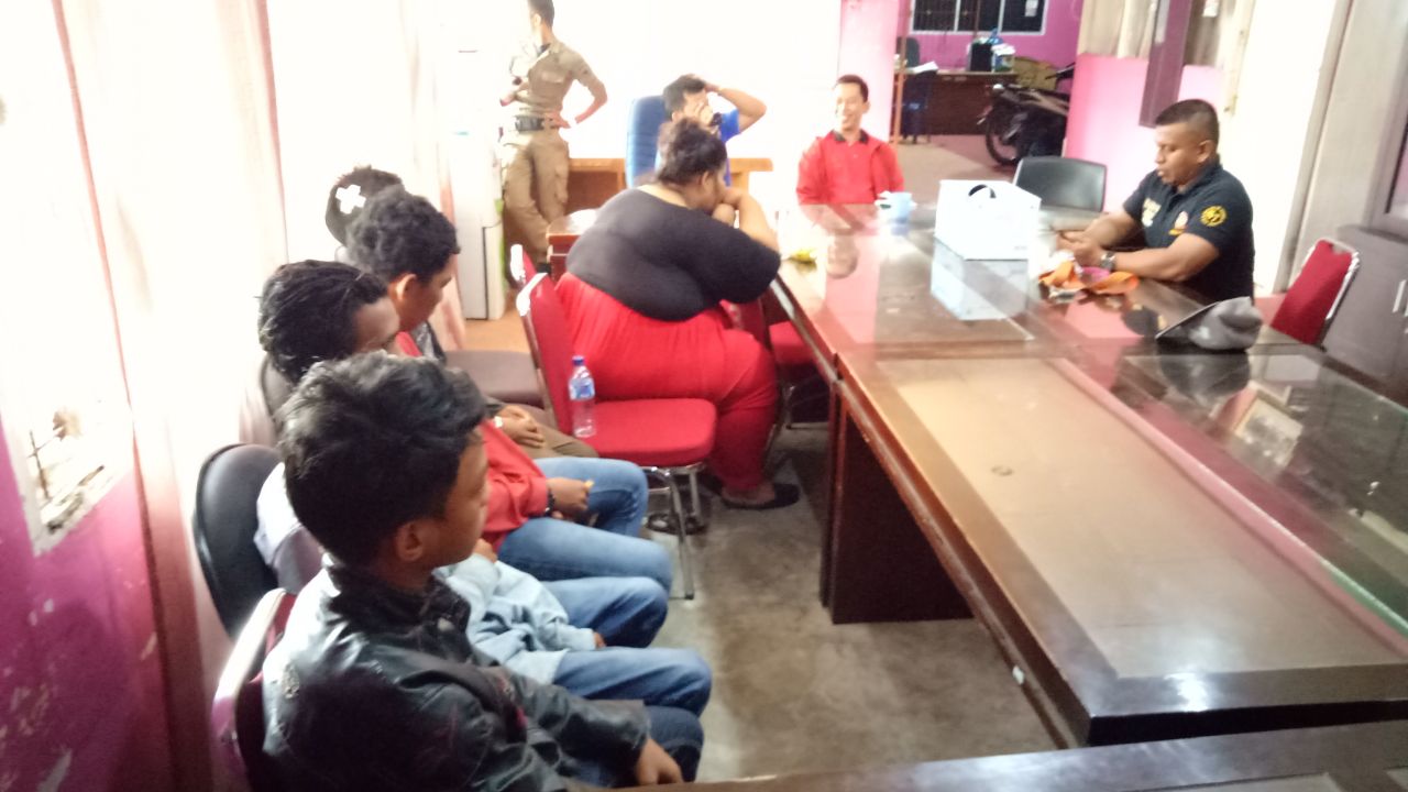 Kelima remaja yang diamankan tengah diperiksa di Mako Pol PP Kota Pariaman, Jumat 24 Februari 2018. Foto : Rizki Pratama