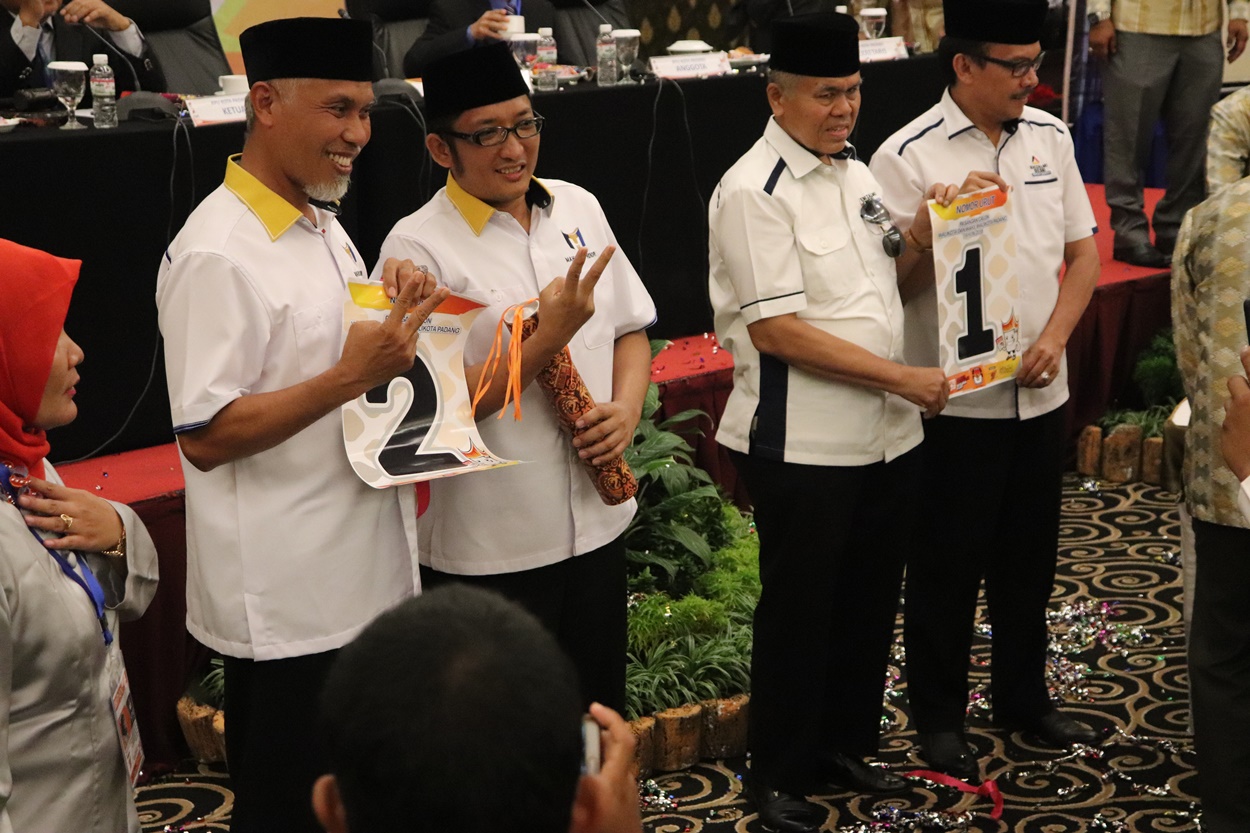 rapat pleno pencabutan nomor urut bagi pasangan calon (Paslon) Walikota dan Wakil Walikota Padang tahun 2018