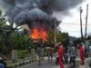 Kebakaran melanda salah satu rumah di Alang Laweh, Kota Padang, sekitar pukul 10.30 WIB, Minggu 25 Februari 2018. Foto : Istimewa