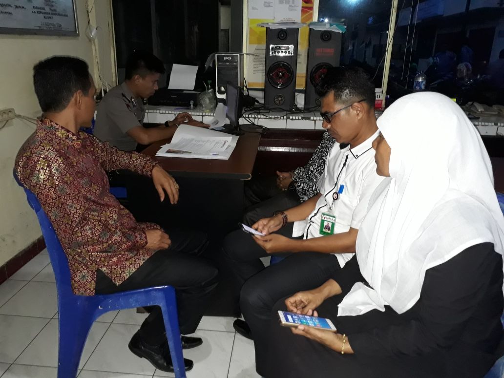 Pengawas Pemilu (Panwaslu) Kota Pariaman saat melaporkan terkait dugaan ujaran kebencian di Polres Pariaman, Rabu 28 Februari 2018. Foto : Rizki Pratama