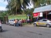 Petugas memeriksa mobil tak bertuan yang ditemukan warga di Nagari Cupak, Kabupaten Solok. Foto : Fernandez