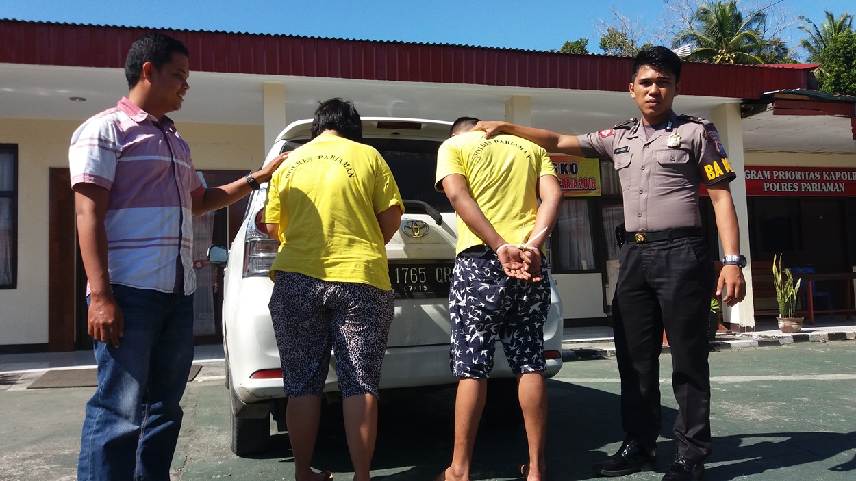 Pasangan suami-istri yang menggelapkan 147 karung beras kemasan 10 kilogram saat diamankan Polres Kota Pariaman. Foto : Rizki Pratama