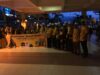 FOTO BERSAMA | Para rombongan jamaah umrah foto bersama di BIM, Padangpariaman, Sumbar beberapa pekan lalu saat hendak berangkat ke Malaysia. (istimewa).