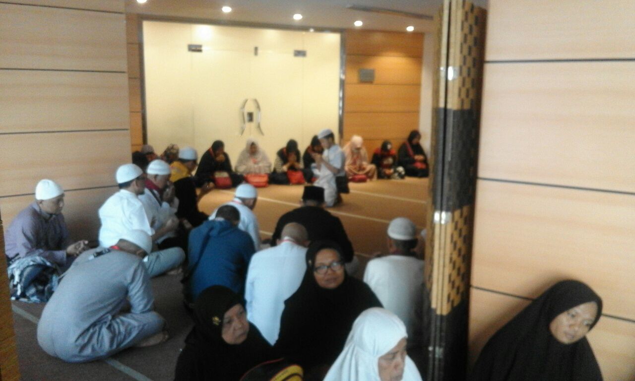 84 jamaah asal Batusangkar dan Pasaman, Sumatera Barat masih tertahan dan terlantar di Hotel Elaff Almashar Hotel, Mekkah, Arab Saudi, Kamis (29/3/2018). Foto : Vicky Masril (salah seorang jamaah dalam rombongan tersebut)