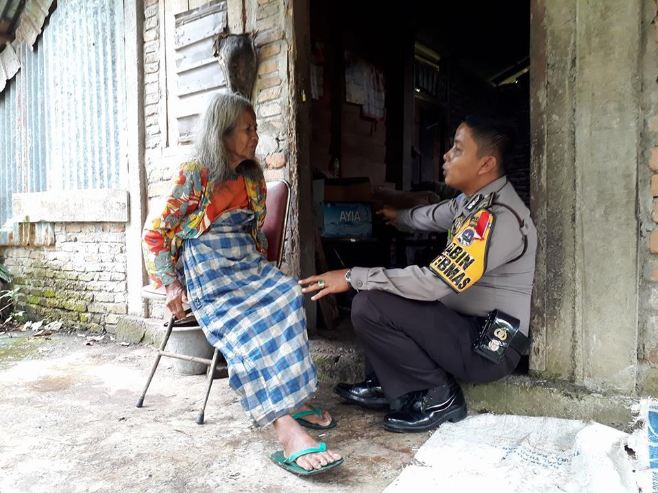 Nenek berusia 96 tahun, Andam Dewi yang hidup sebatang kara. Foto : Rizki Pratama