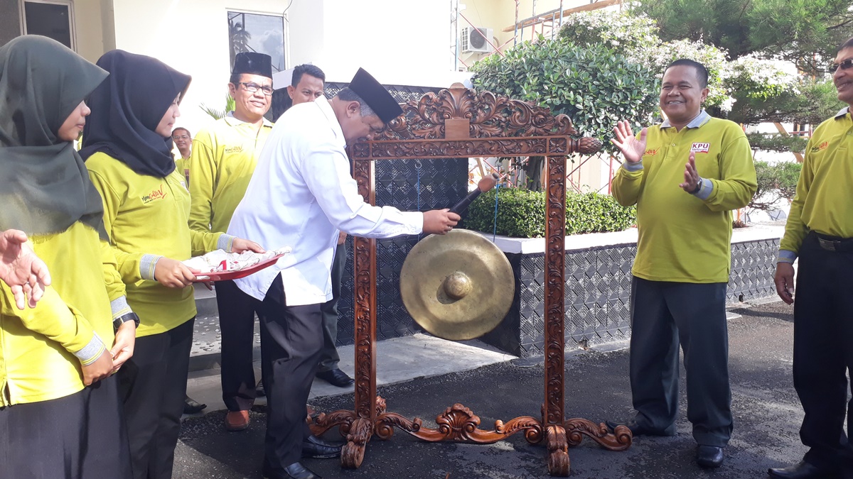 Walikota Solok Zul Elfian bersama KPU Kota Solok merilis gerakan Coklit dengan pemukulan gong dalam rangka pencocokan data pemilih untuk Pemilu 2019 di Balaikota Solok, Kota Solok, Selasa (17/4/2018). Foto : Fernandez
