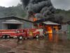 Puluhan dan belasan armada diturunkan memadamkan api yang membakar gudang berisi bahan baku bungkil (ampas minyak) milik PT. Incasi Raya KM 11 By Pass, Lubeg, Padang, Sumbar. Senin (24/4/2018).