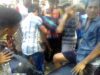 Korban saat ditemukan dalam keadaan meninggal dunia oleh tim BPBD dan warga setempat, setelah tenggelam di Muara Tiram, Kabupaten Padang Pariaman, Minggu 1 April 2018. Foto : Rizki Pratama